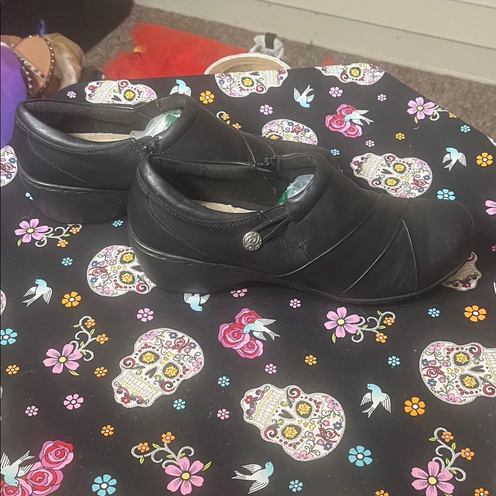 Clarks Women’s Black Leather Comfort Slip-On Shoes – Size 11